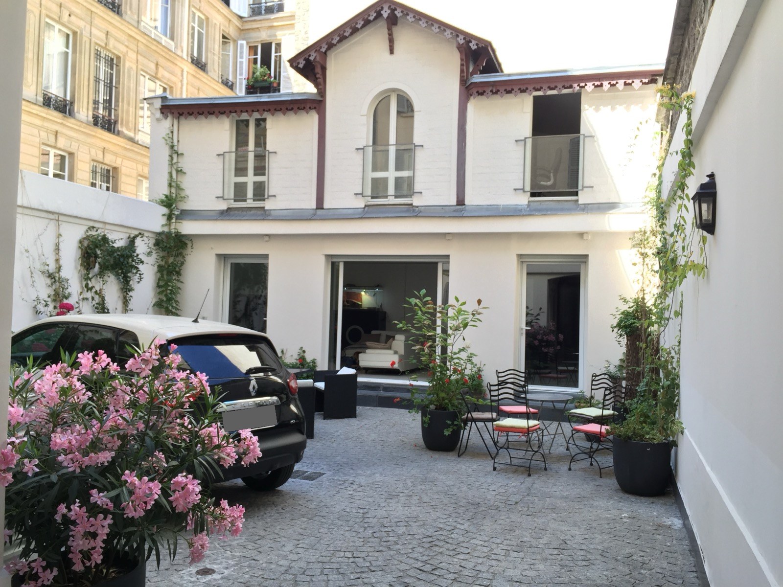 Une maison cachée au cœur du 8e